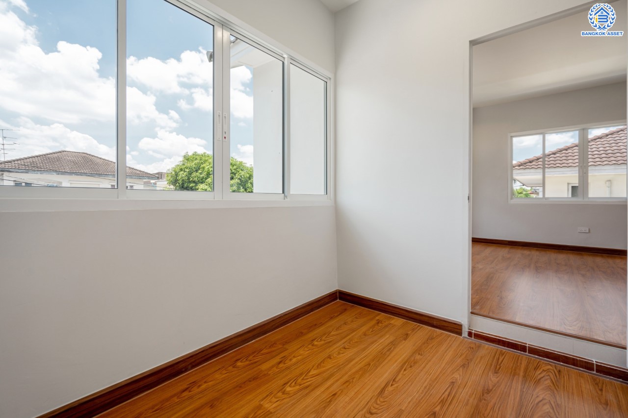 บ้านมือสองตกแต่งใหม่ ม.ชัยพฤกษ์ บางบัวทอง บ้านเดี่ยวจากแบรนด์ LH เนื้อที่ 61.7 ตร.ว. ฟังก์ชัน 3 ห้องนอน 3 ห้องน้ำ จอดรถได้ 1 คัน พร้อม Facilities ครบครัน บนทำเลเดินทางสะดวก ติดถนนบางกรวย-ไทรน้อย ใกล้เซ็นทรัลเวสต์เกต และรถไฟฟ้าสายสีม่วง "สถานีบางพลู"